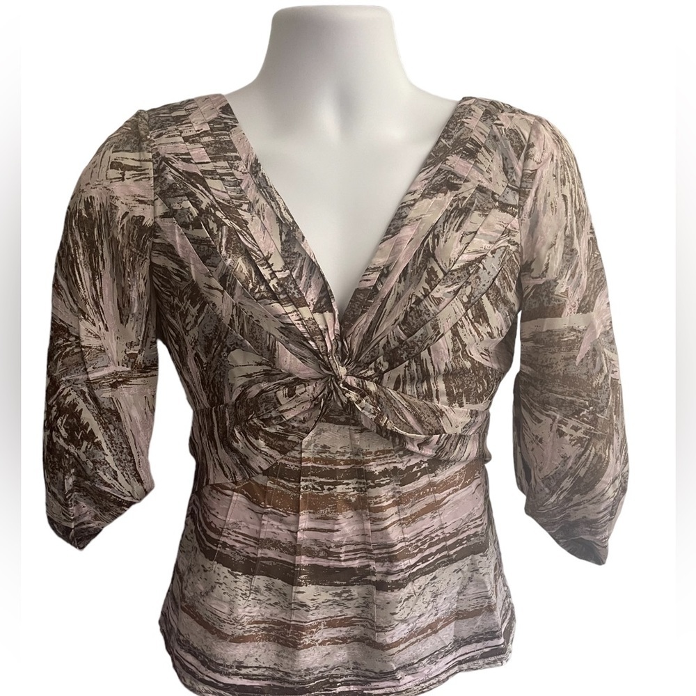 🖤Beautiful BCBG Maxazria size XS silk blouse with back zip and tie. GORGEOUS